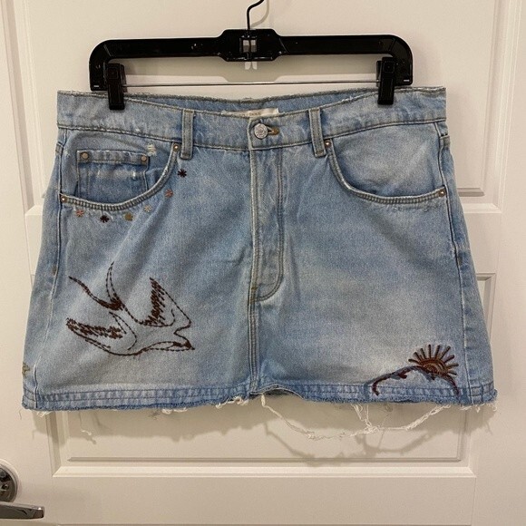 Zara Trafaluc Denim Distressed Mini Skirt. Embroidered. Blue. Large. Streetwear.